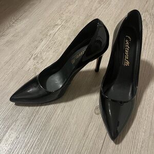 L'INTERVALLE Patent Black Heels